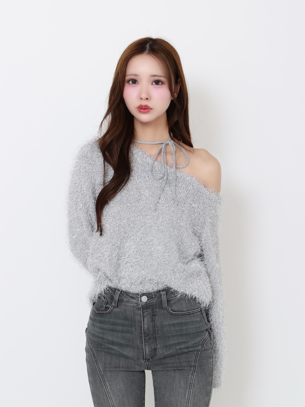 グレー系のニット/セーター、ブラック系のデニムパンツを着用したレディースの冬コーディネートの4枚目の写真