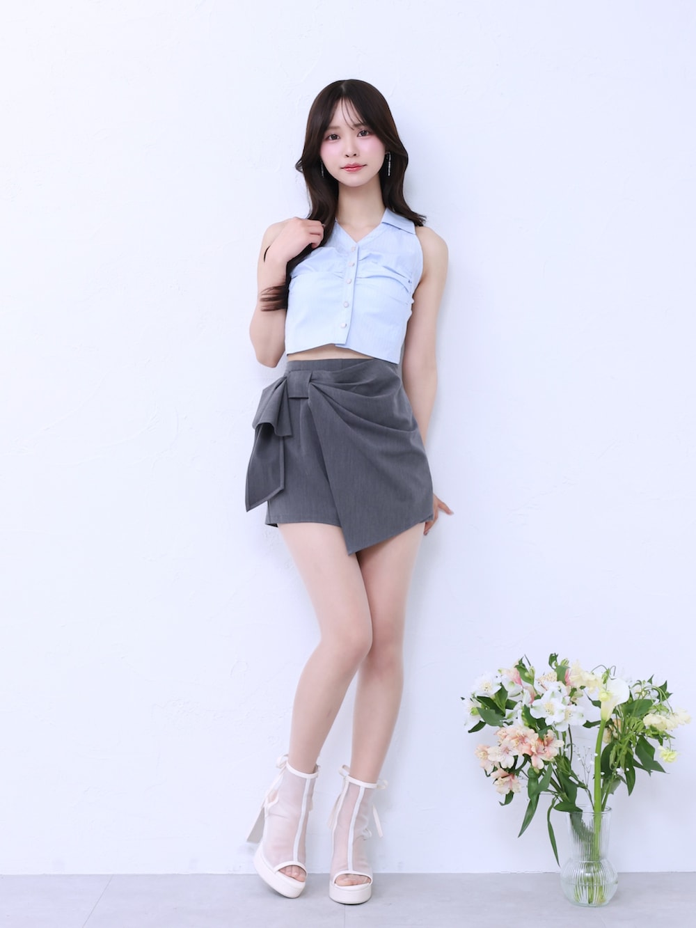 グレー系のその他パンツ、ブルー系のシャツ/ブラウス、ホワイト系のサンダルを着用したレディースの春コーディネートの2枚目の写真