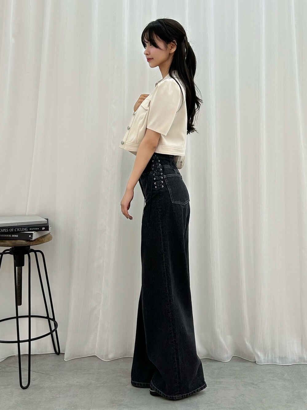 ブラック系のタンクトップ、ホワイト系のシャツ/ブラウス、ブラック系のデニムパンツを着用したレディースの夏コーディネートの2枚目の写真