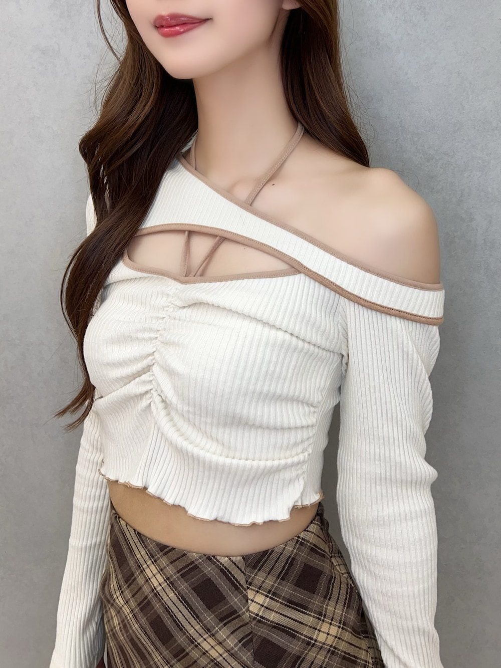 ホワイト系のTシャツ/カットソー、イエロー系のスカート、ホワイト系のブーツを着用したレディースの秋コーディネートの6枚目の写真