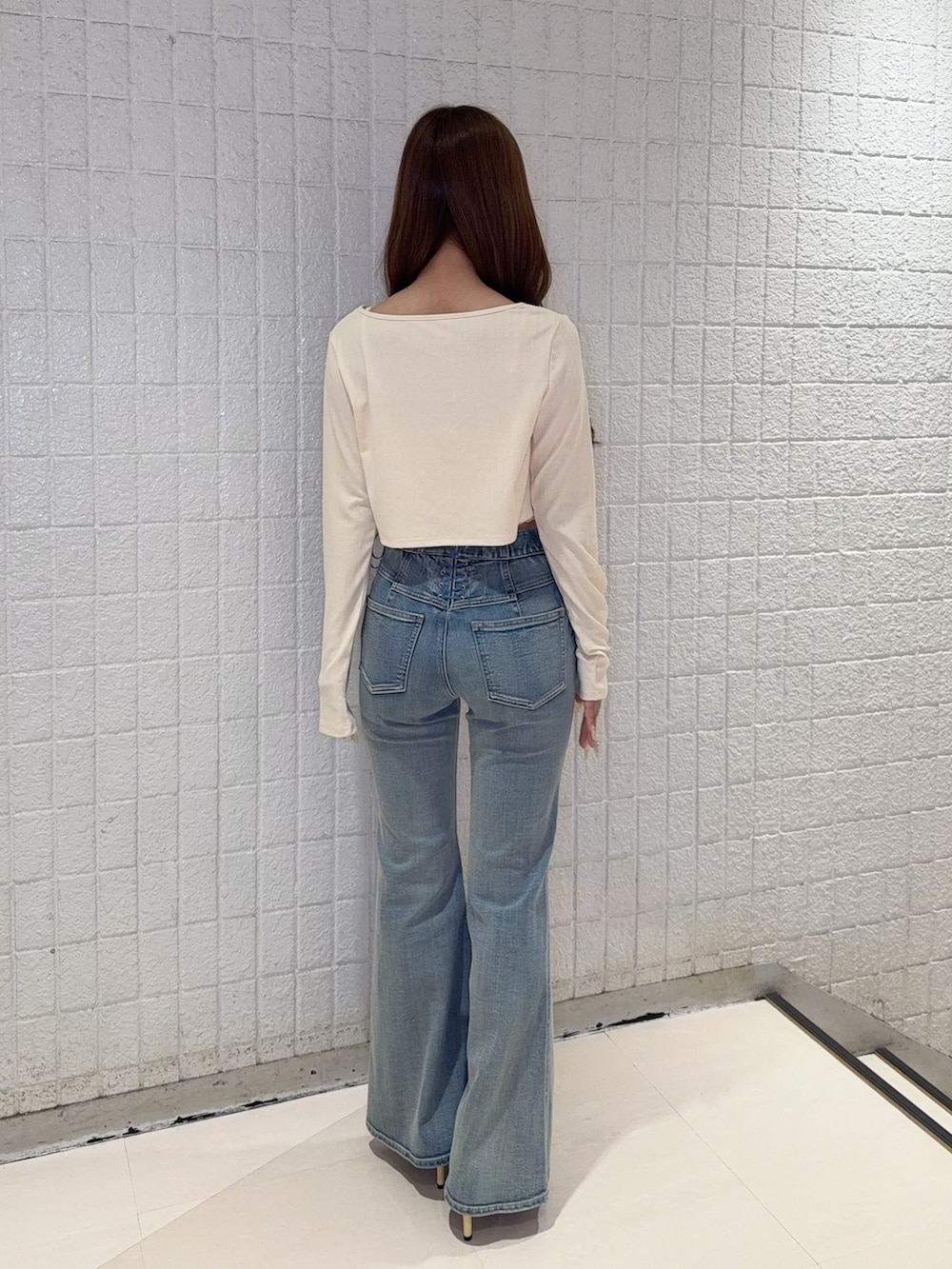 イエロー系のTシャツ/カットソー、ブルー系のデニムパンツ、イエロー系のサンダルを着用したレディースの春コーディネートの4枚目の写真