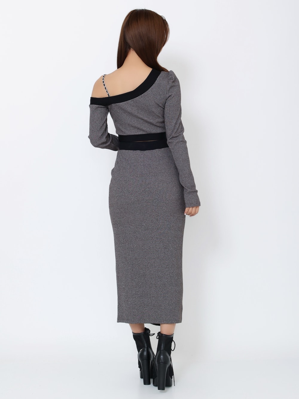 グレー系のTシャツ/カットソー、グレー系のスカート、ブラック系のブーツを着用したレディースの冬コーディネートの3枚目の写真