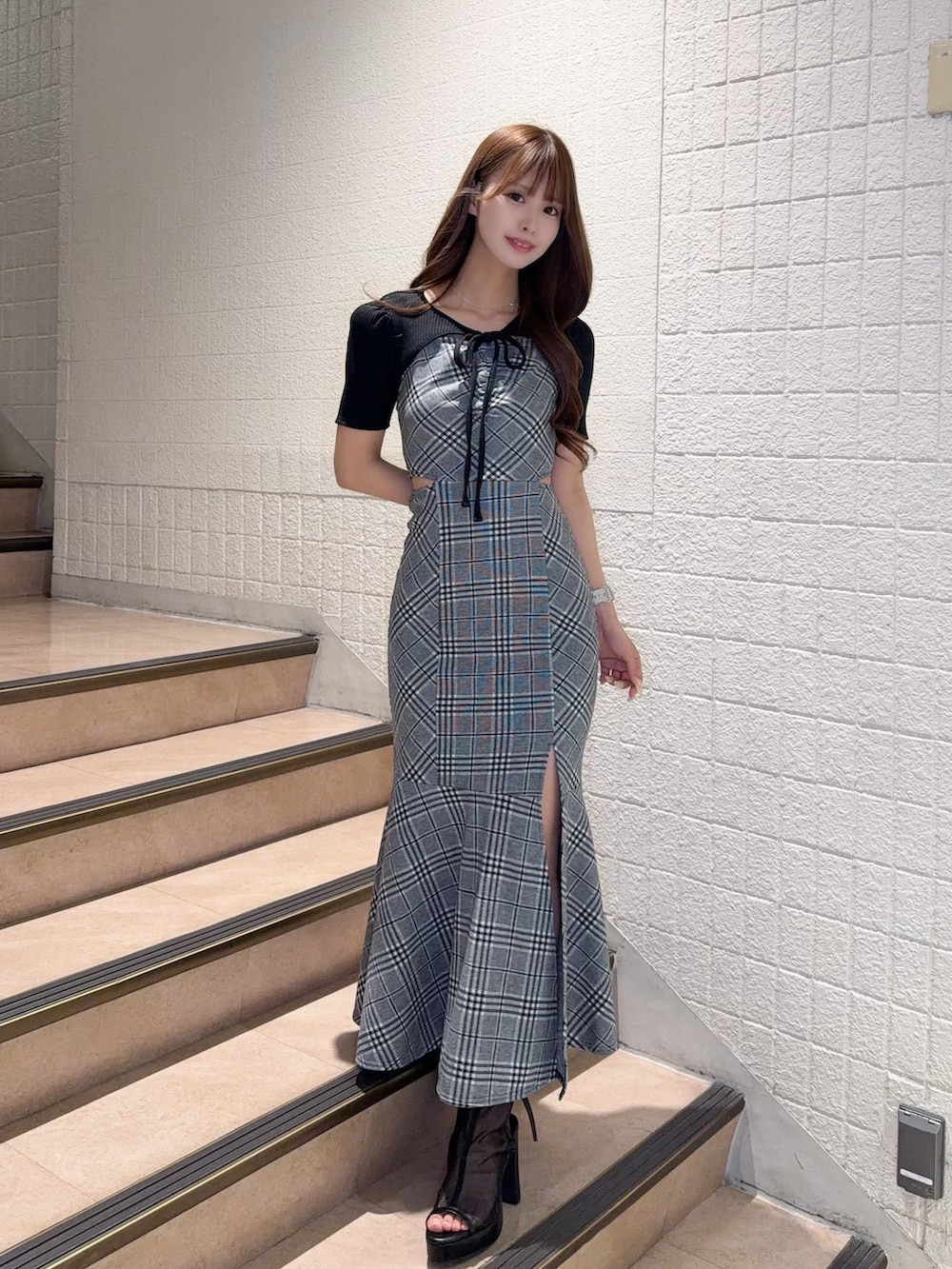 ブラック系のワンピース、ブラック系のサンダルを着用したレディースの春コーディネートの2枚目の写真