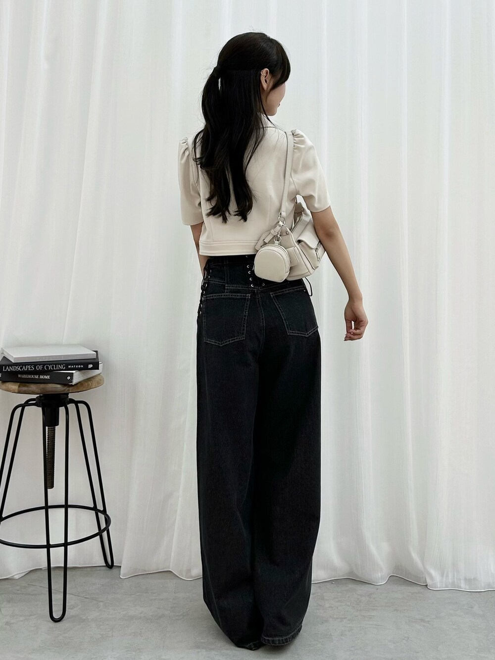 ブラック系のタンクトップ、ホワイト系のシャツ/ブラウス、ブラック系のデニムパンツを着用したレディースの夏コーディネートの3枚目の写真
