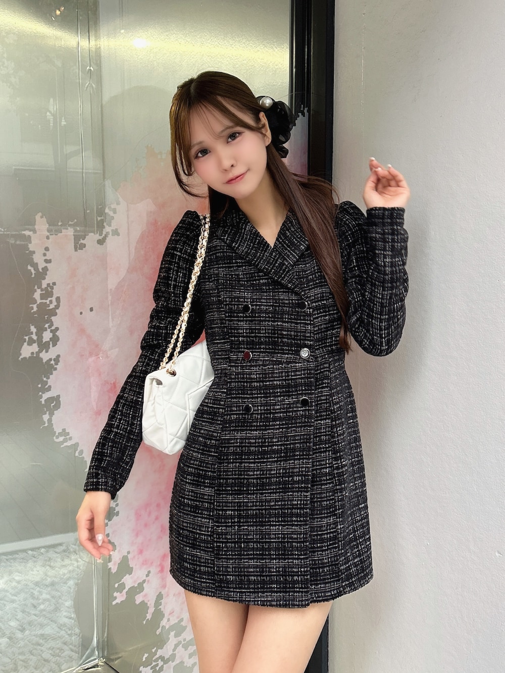 ブラック系のワンピース、ホワイト系のハンドバッグ、ブラック系のブーツを着用したレディースの秋コーディネートの10枚目の写真