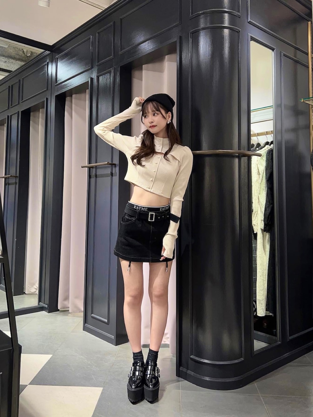 ホワイト系のTシャツ/カットソー、ブラック系のスカート、ブラック系のローファーを着用したレディースの秋コーディネートの2枚目の写真