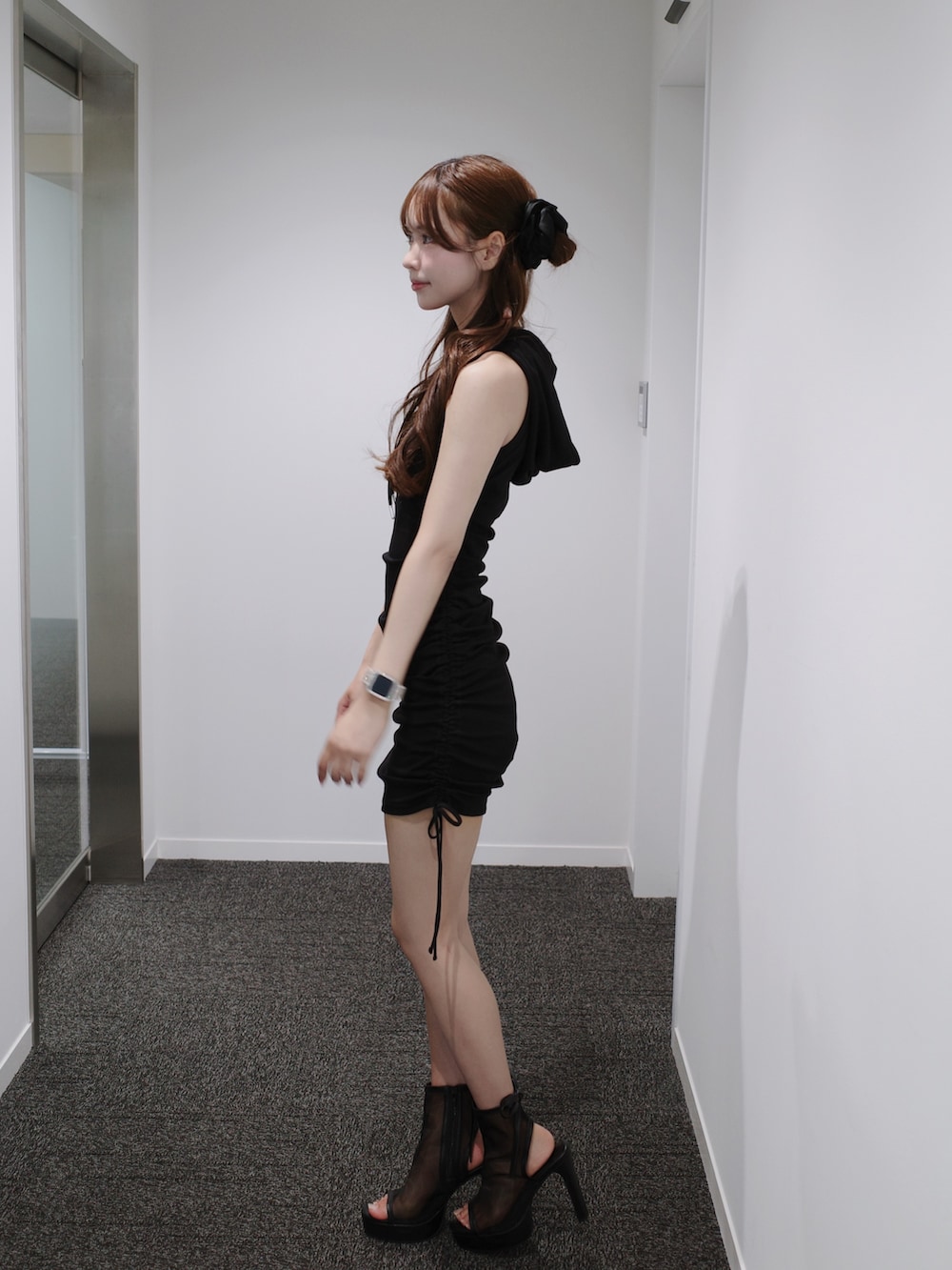 ブラック系のワンピース、ブラック系のサンダルを着用したレディースの夏コーディネートの4枚目の写真