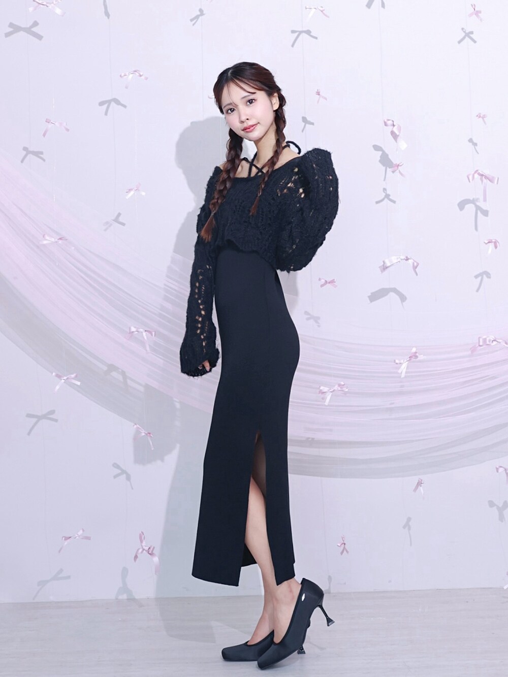 ブラック系のワンピース、ブラック系のパンプスを着用したレディースの秋コーディネートの3枚目の写真