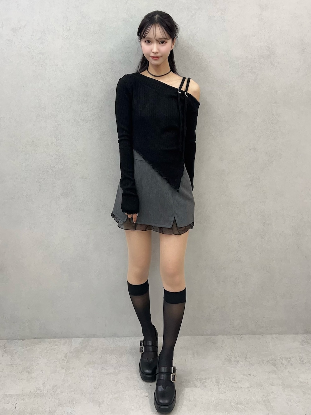 ブラック系のTシャツ/カットソー、グレー系のスカート、ブラック系のパンプスを着用したレディースの冬コーディネートの3枚目の写真