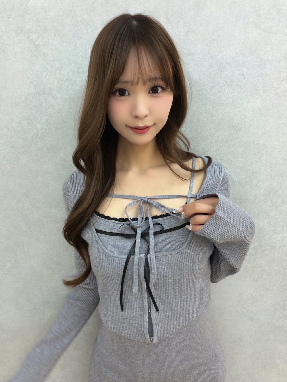 グレー系のワンピース、ブラック系のブーツを着用したレディースの冬コーディネートの7枚目の写真