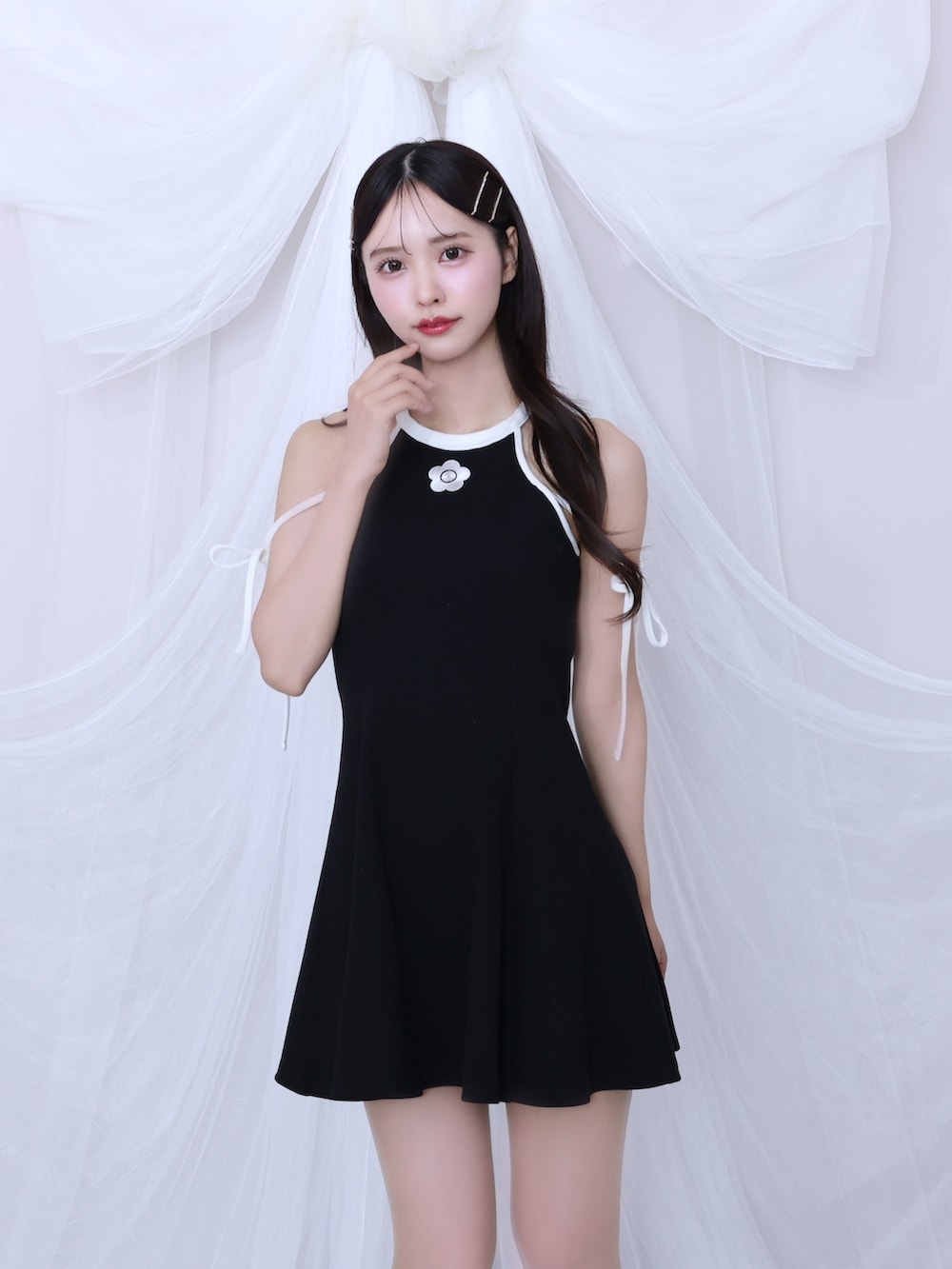 ブラック系のワンピース、ブラック系のサンダルを着用したレディースの春コーディネートの4枚目の写真