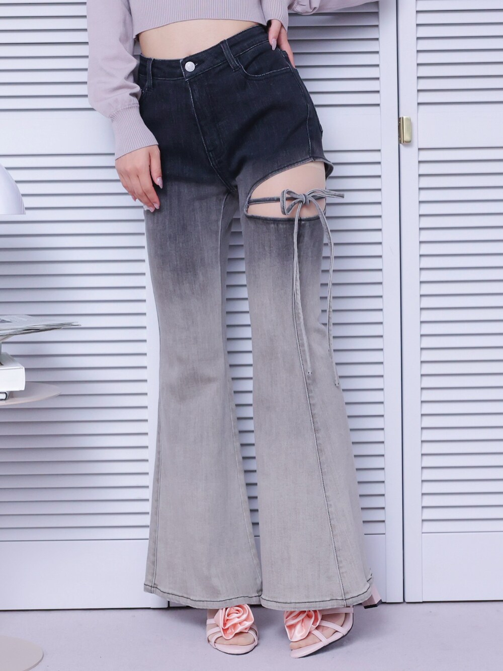 ブラック系のデニムパンツ、ピンク系のサンダル、ピンク系のニット/セーターを着用したレディースの春コーディネートの3枚目の写真