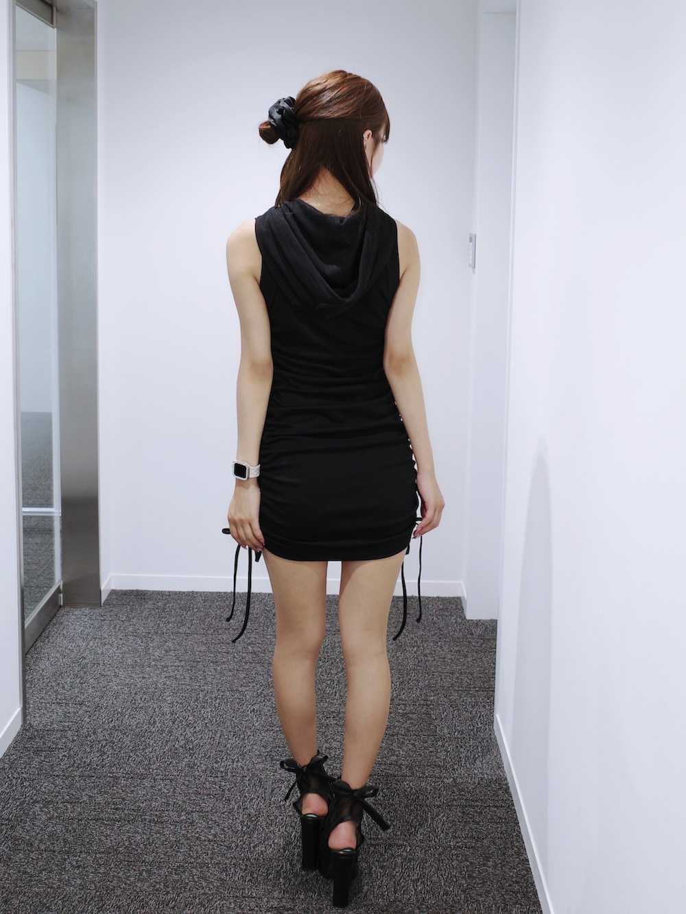 ブラック系のワンピース、ブラック系のサンダルを着用したレディースの夏コーディネートの5枚目の写真