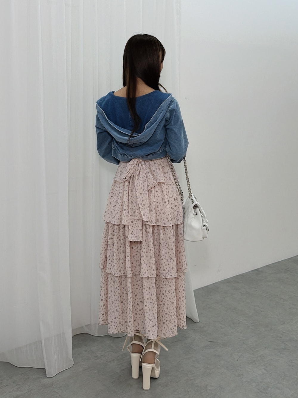 ブルー系のパーカー、ピンク系のワンピース、ホワイト系のサンダルを着用したレディースの春コーディネートの4枚目の写真