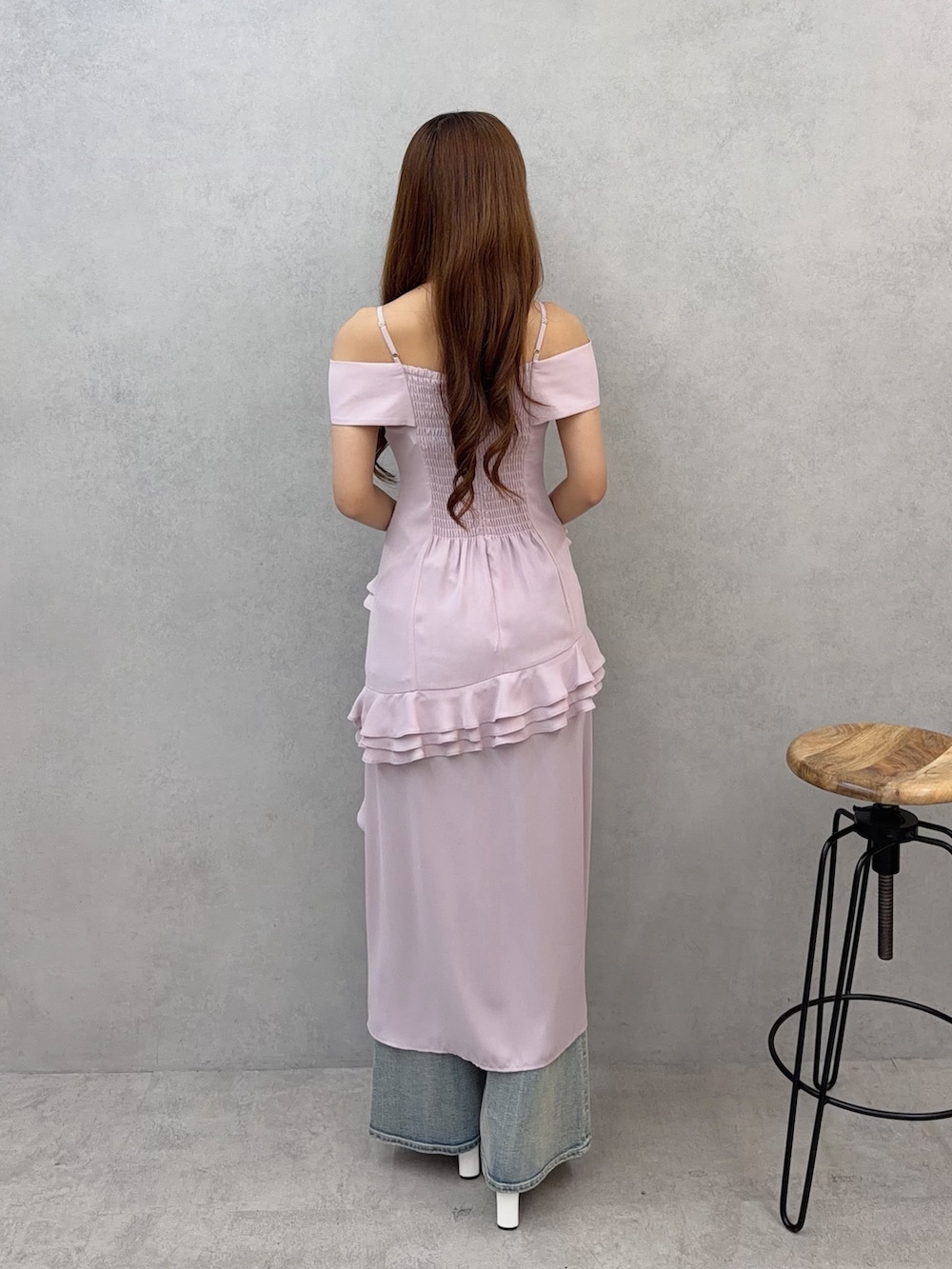 ピンク系のワンピース、ブルー系のデニムパンツを着用したレディースの春コーディネートの4枚目の写真