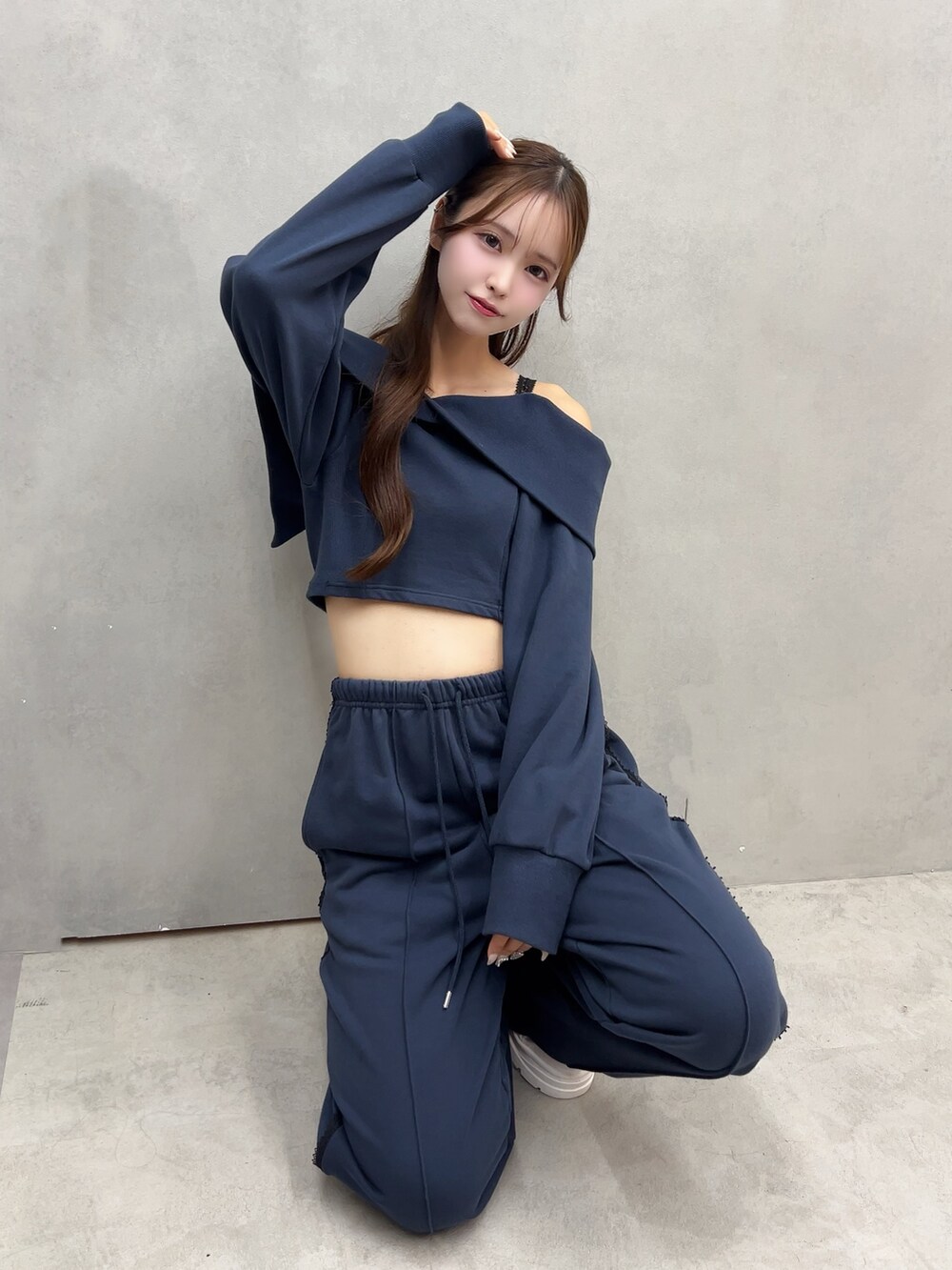 ブルー系のスウェットパンツ、ブルー系のTシャツ/カットソーを着用したレディースの夏コーディネートの4枚目の写真