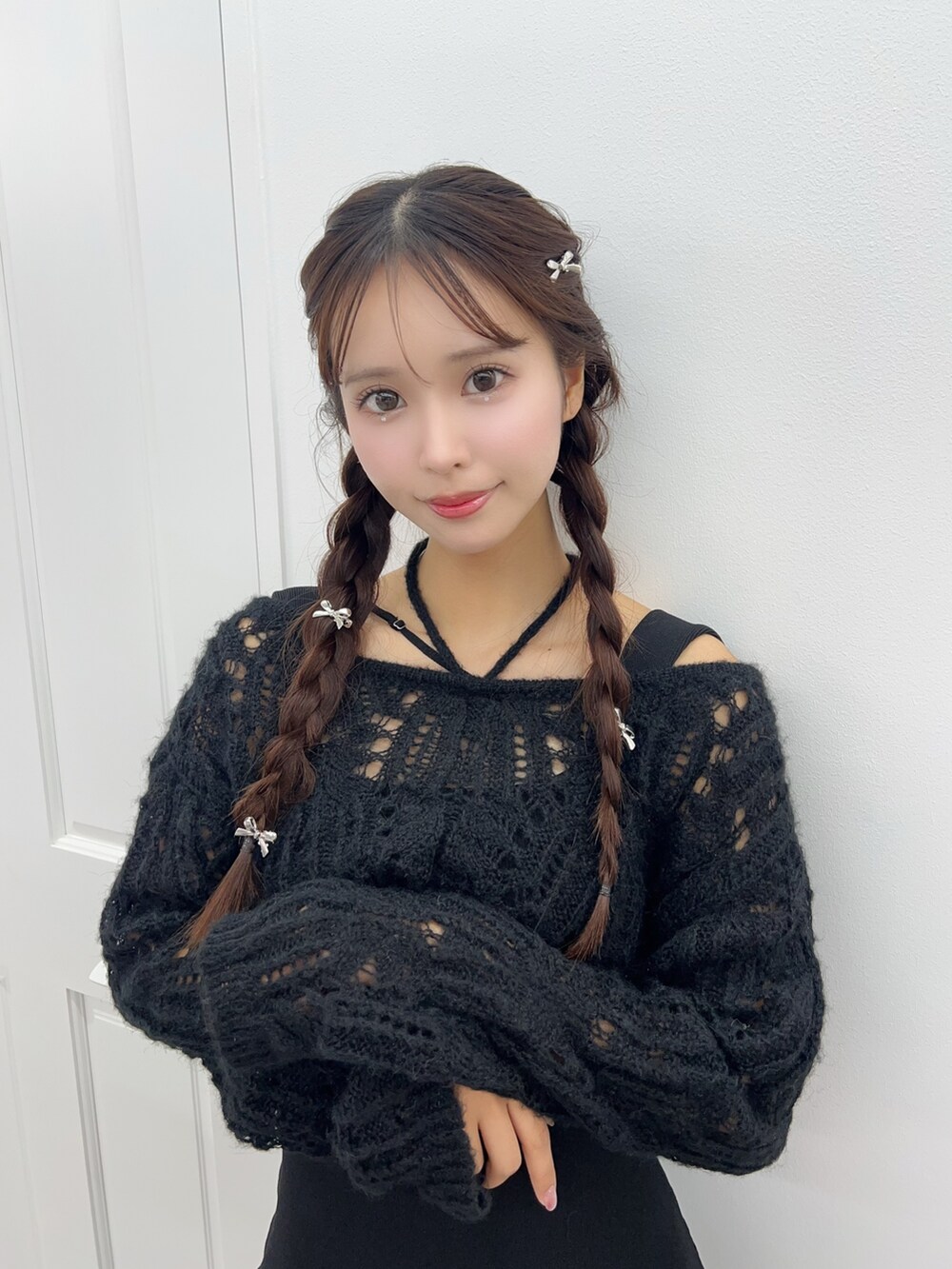 ブラック系のワンピース、ブラック系のパンプスを着用したレディースの秋コーディネートの6枚目の写真