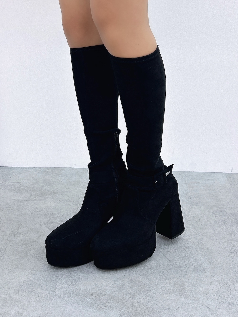 グレー系のスカート、グレー系のブルゾン、ホワイト系のニット/セーターを着用したレディースの秋コーディネートの7枚目の写真