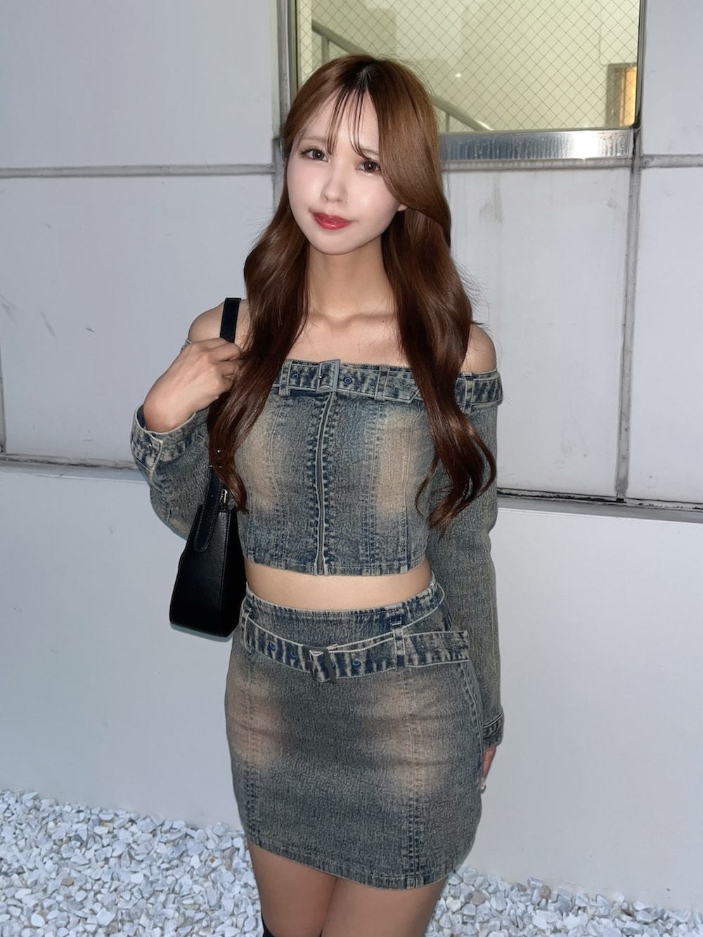 ブルー系のその他トップス、ブルー系のデニムスカート、ブラック系のブーツを着用したレディースの秋コーディネートの5枚目の写真