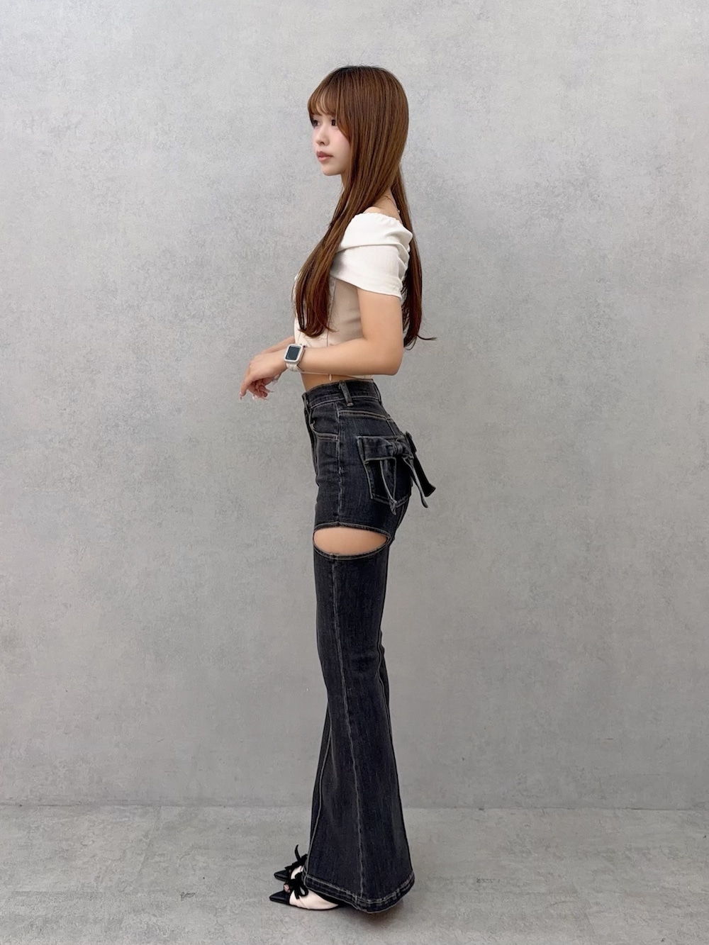 ブラック系のデニムパンツ、ベージュ系のシャツ/ブラウスを着用したレディースの夏コーディネートの3枚目の写真