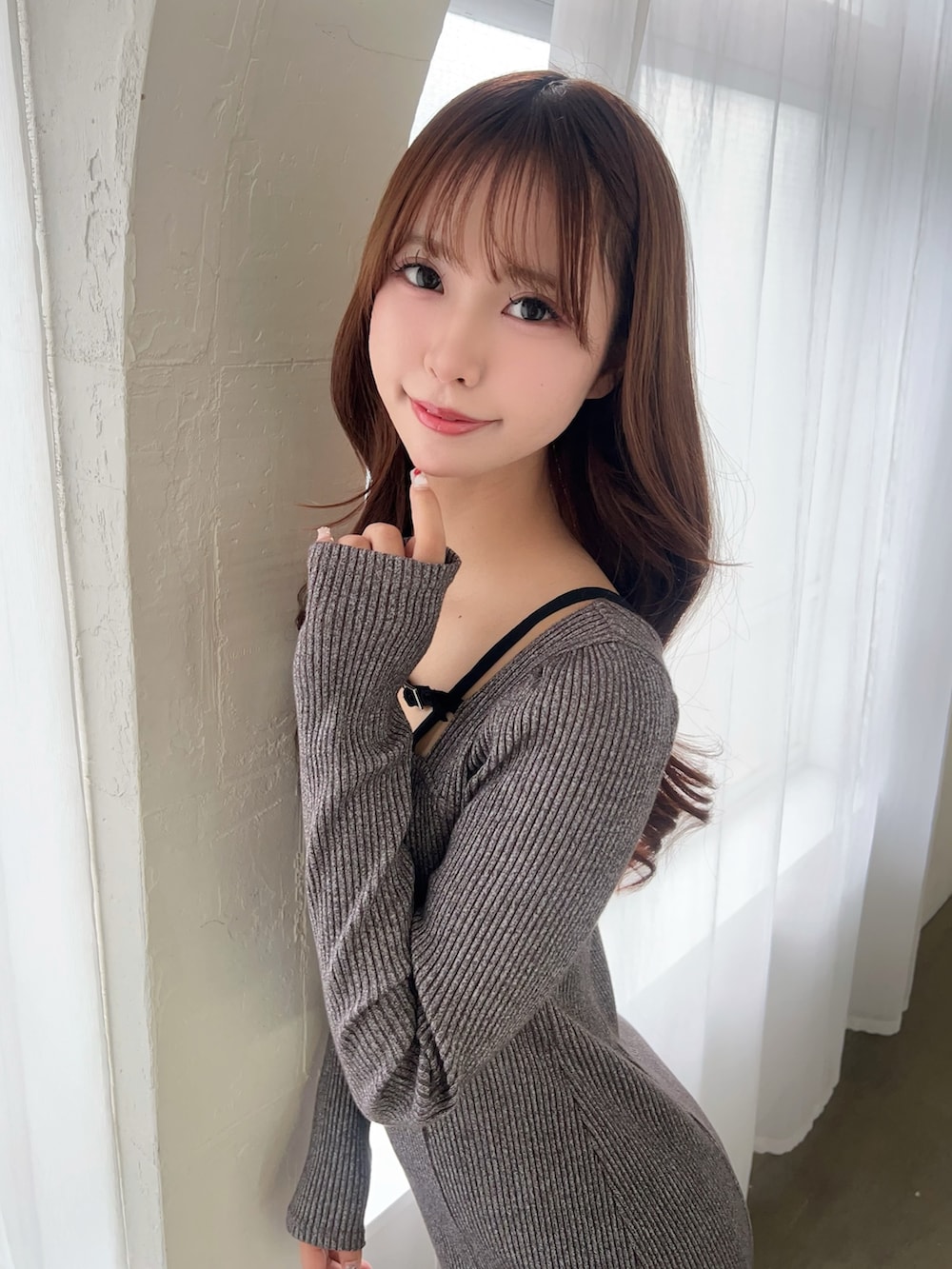 グレー系のワンピース、ブラック系のサンダルを着用したレディースの冬コーディネートの6枚目の写真