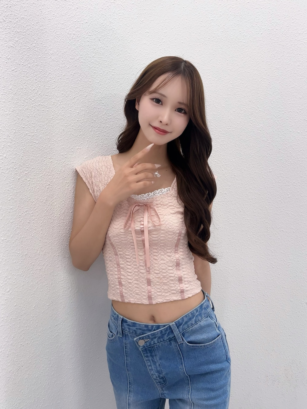 ブルー系のデニムパンツ、ピンク系のTシャツ/カットソーを着用したレディースの夏コーディネートの5枚目の写真