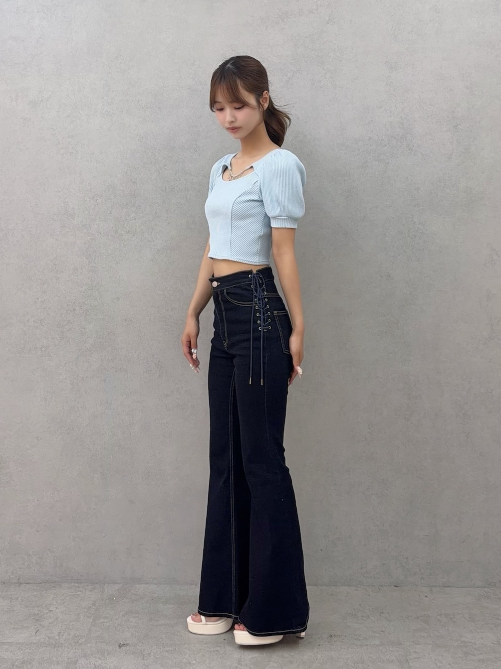 ブルー系のデニムパンツ、ブルー系のTシャツ/カットソー、ホワイト系のサンダルを着用したレディースの夏コーディネートの3枚目の写真