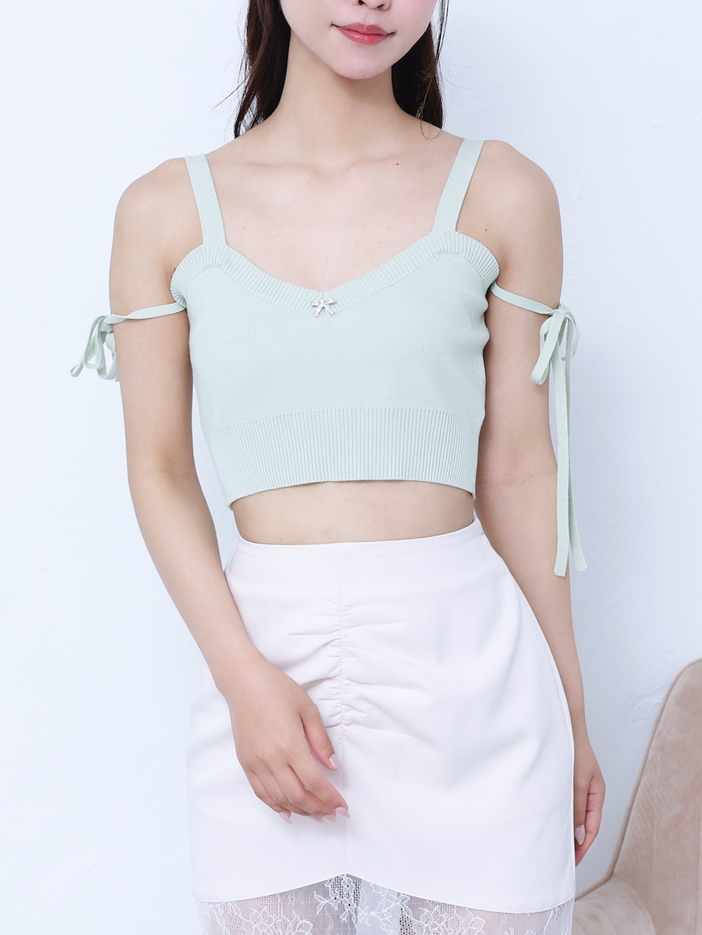 ホワイト系のスカート、グリーン系のニット/セーター、グリーン系のサンダルを着用したレディースの春コーディネートの8枚目の写真