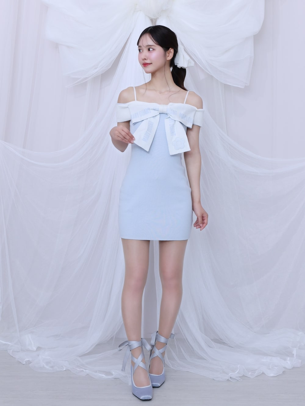 ブルー系のワンピース、ブルー系のパンプスを着用したレディースの春コーディネートの2枚目の写真