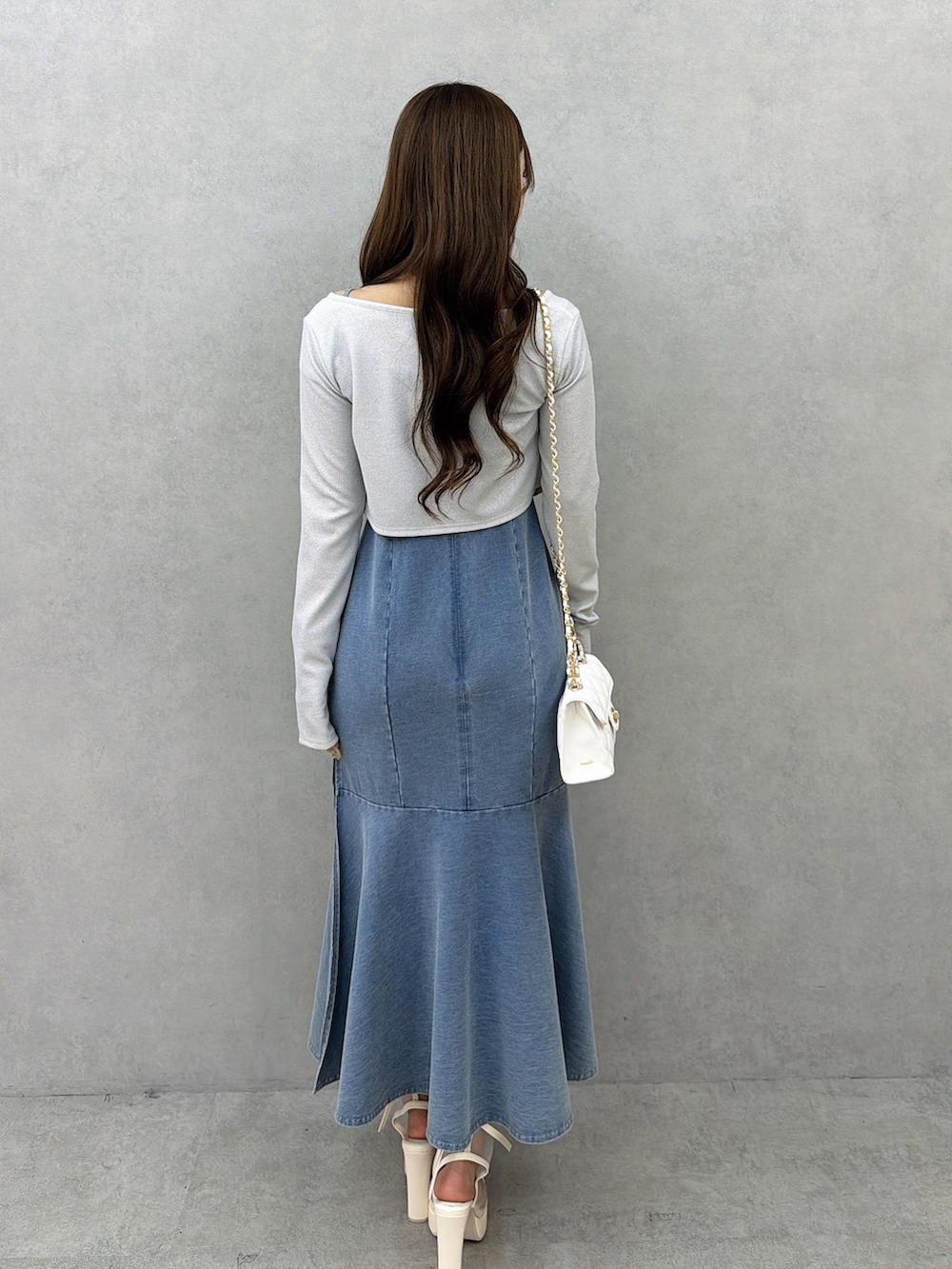 ブルー系のワンピース、グレー系のカーディガン/ボレロ、ホワイト系のサンダルを着用したレディースの春コーディネートの4枚目の写真