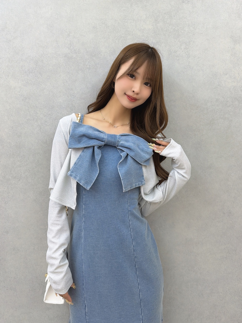 ブルー系のワンピース、グレー系のカーディガン/ボレロ、ホワイト系のサンダルを着用したレディースの春コーディネートの6枚目の写真