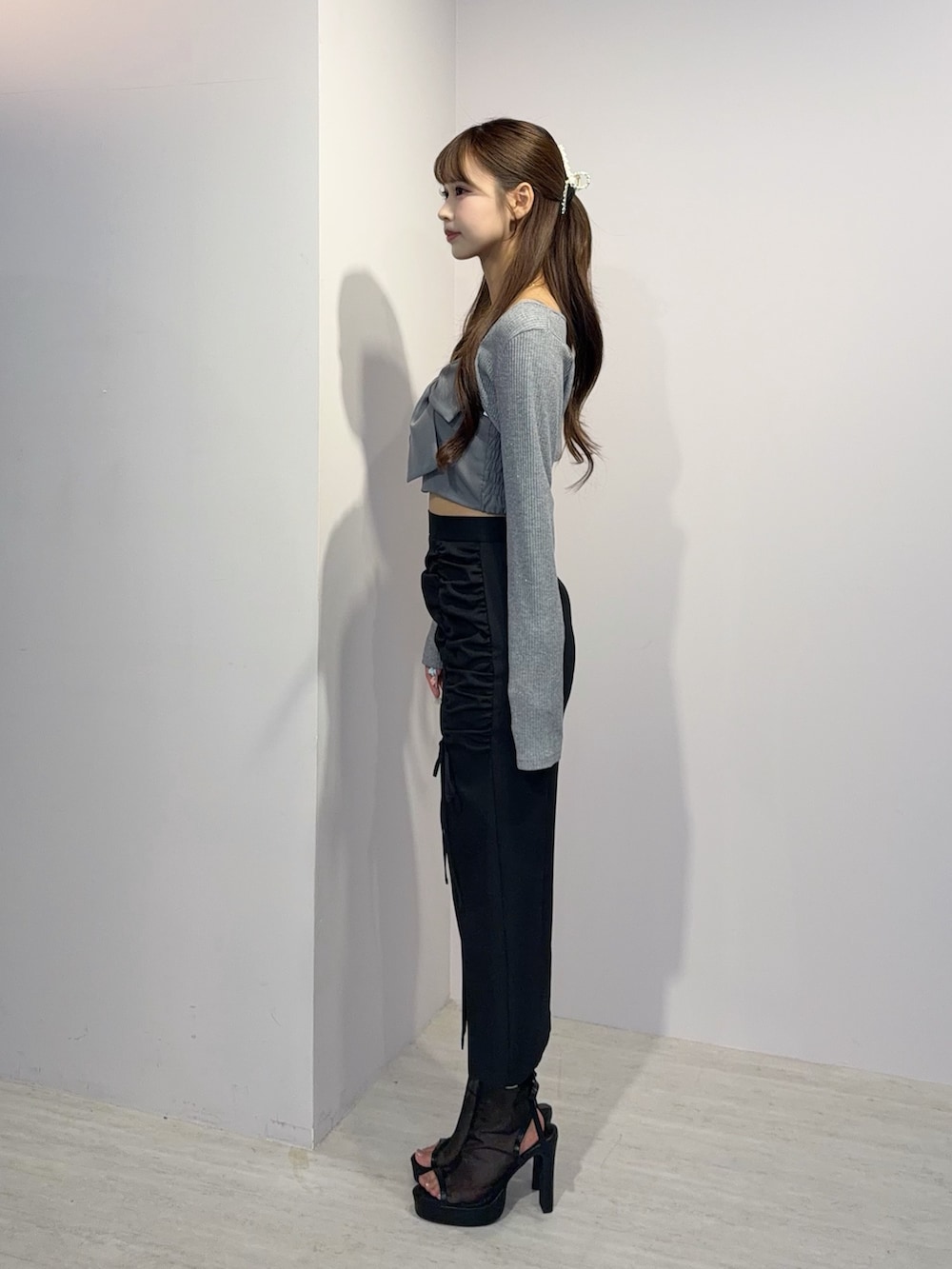 グレー系のシャツ/ブラウス、ブラック系のスカート、ブラック系のサンダルを着用したレディースの春コーディネートの3枚目の写真