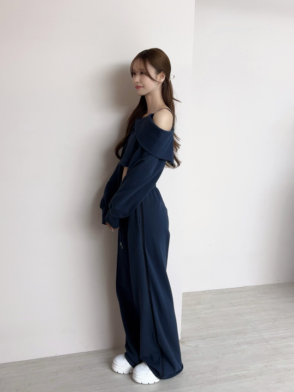 ブルー系のスウェットパンツ、ブルー系のTシャツ/カットソーを着用したレディースの夏コーディネートの2枚目の写真