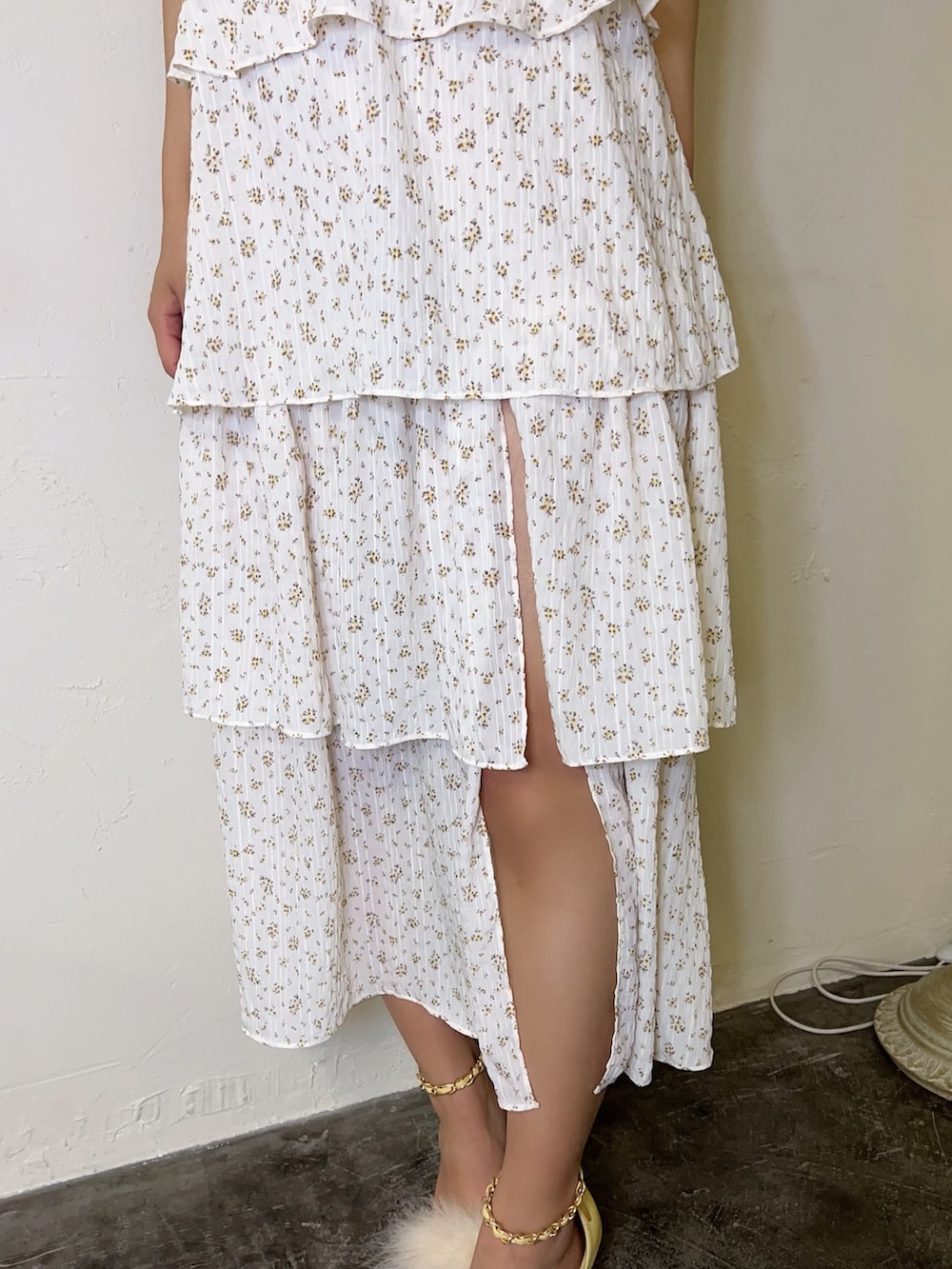 ホワイト系のワンピース、ホワイト系のTシャツ/カットソー、イエロー系のサンダルを着用したレディースの春コーディネートの10枚目の写真