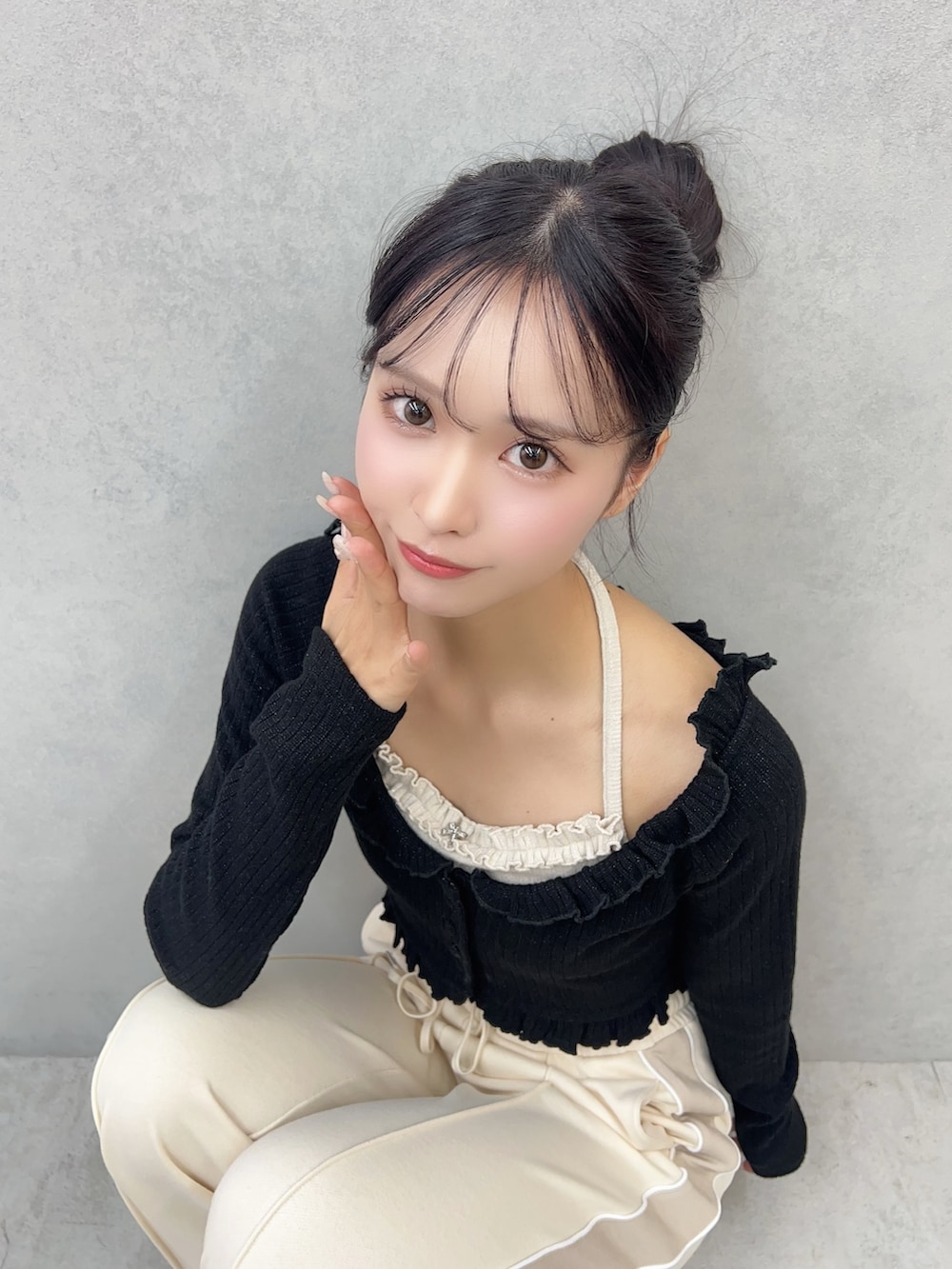 ブラック系のTシャツ/カットソー、ホワイト系のスウェットパンツ、ブラック系のブーツを着用したレディースの冬コーディネートの4枚目の写真