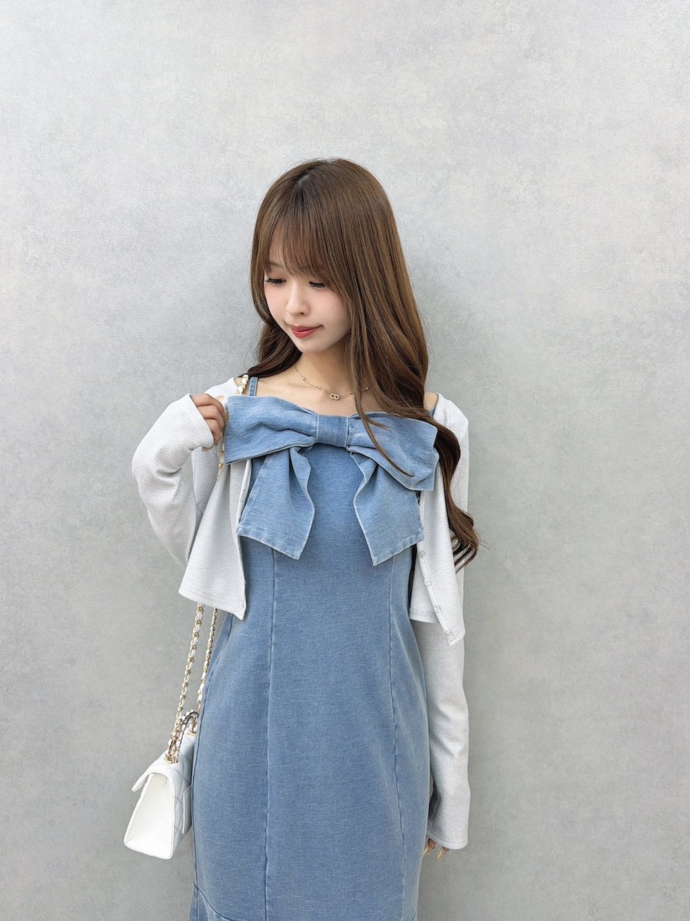 ブルー系のワンピース、グレー系のカーディガン/ボレロ、ホワイト系のサンダルを着用したレディースの春コーディネートの5枚目の写真