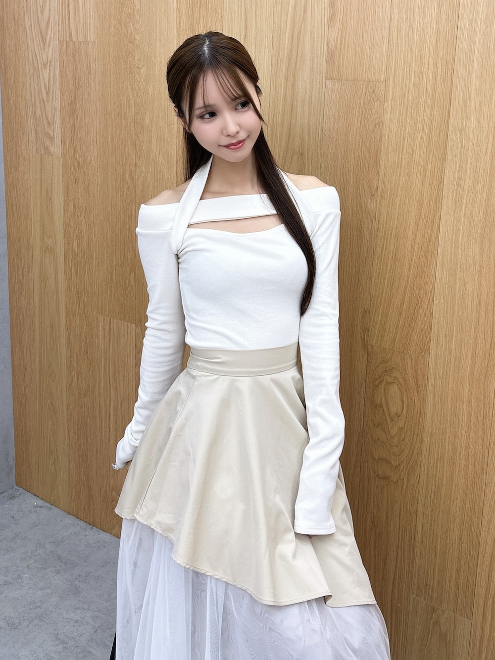 ベージュ系のスカート、ホワイト系のTシャツ/カットソー、ブラウン系のブーツを着用したレディースの秋コーディネートの6枚目の写真