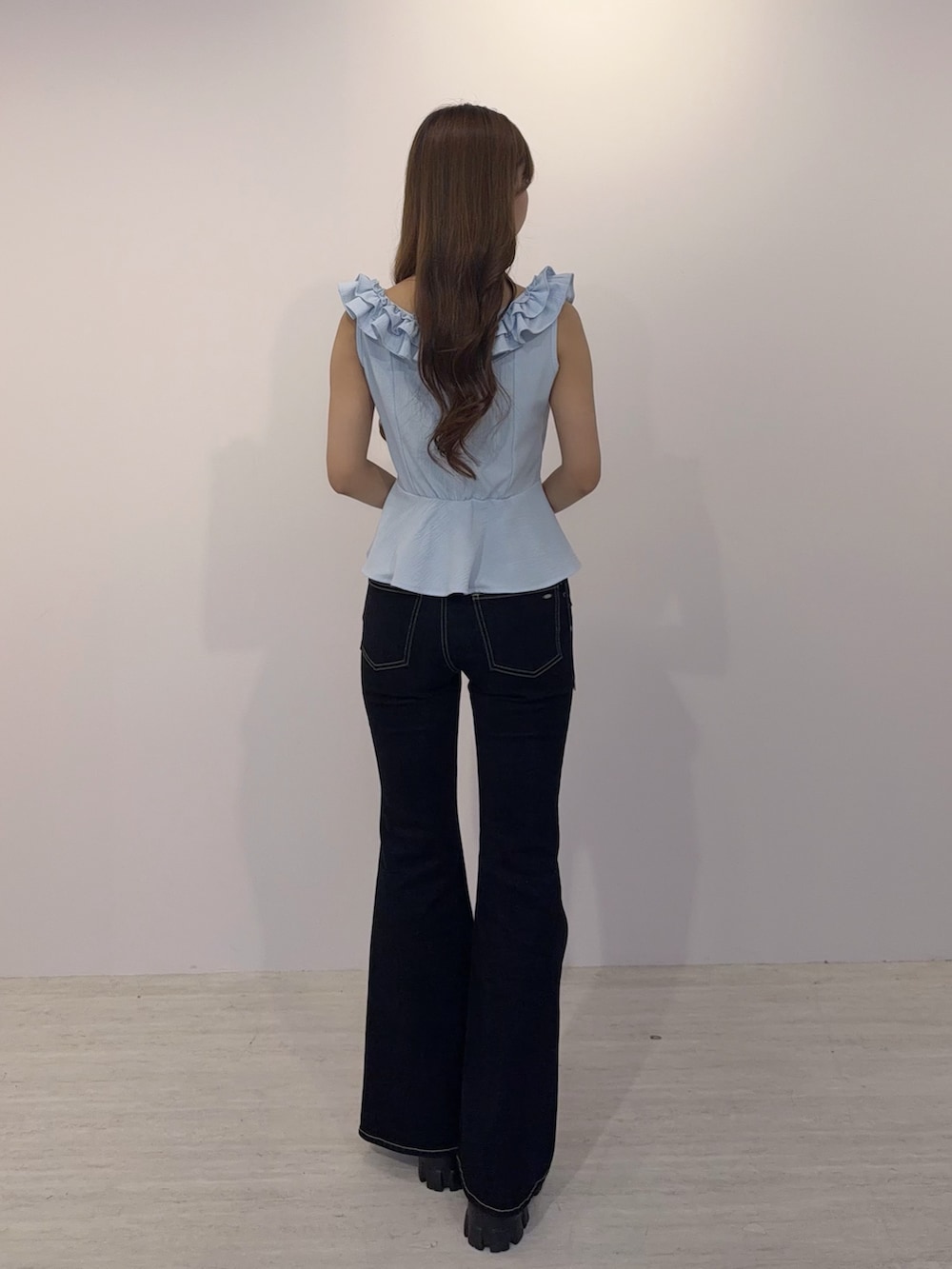 ブルー系のデニムパンツ、ブルー系のシャツ/ブラウス、ブラック系のサンダルを着用したレディースの夏コーディネートの4枚目の写真