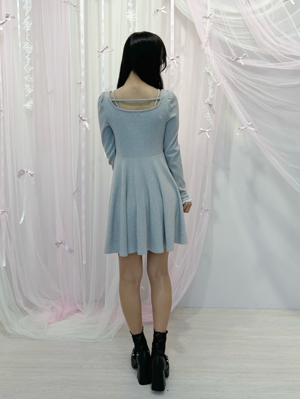 グレー系のワンピース、ブラック系のパンプスを着用したレディースの冬コーディネートの2枚目の写真