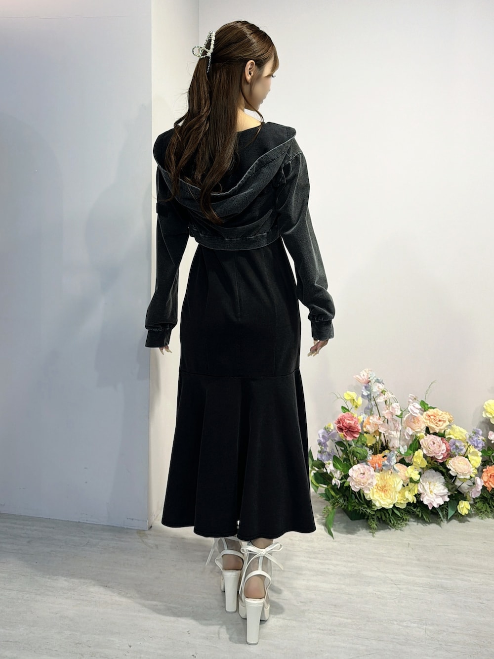 ブラック系のワンピース、ブラック系のパーカー、ホワイト系のサンダルを着用したレディースの春コーディネートの4枚目の写真