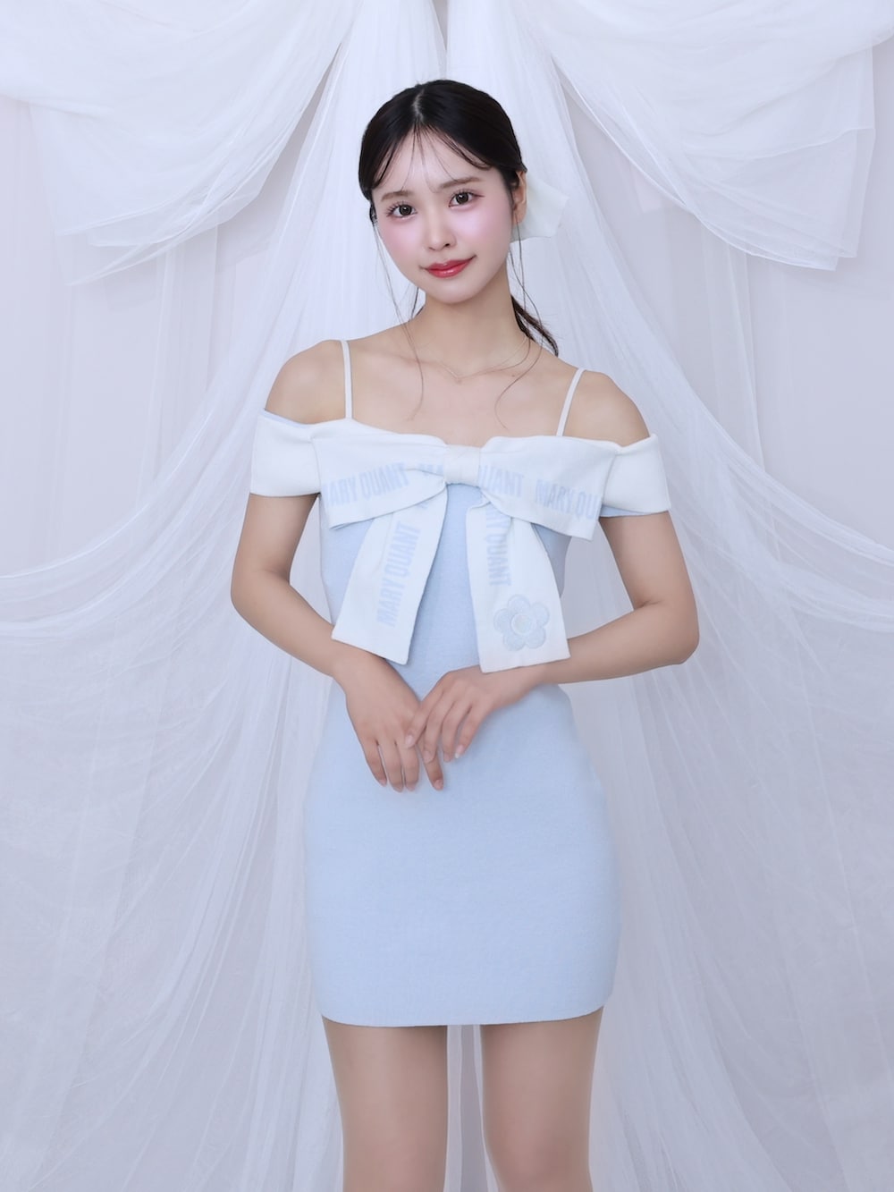 ブルー系のワンピース、ブルー系のパンプスを着用したレディースの春コーディネートの4枚目の写真