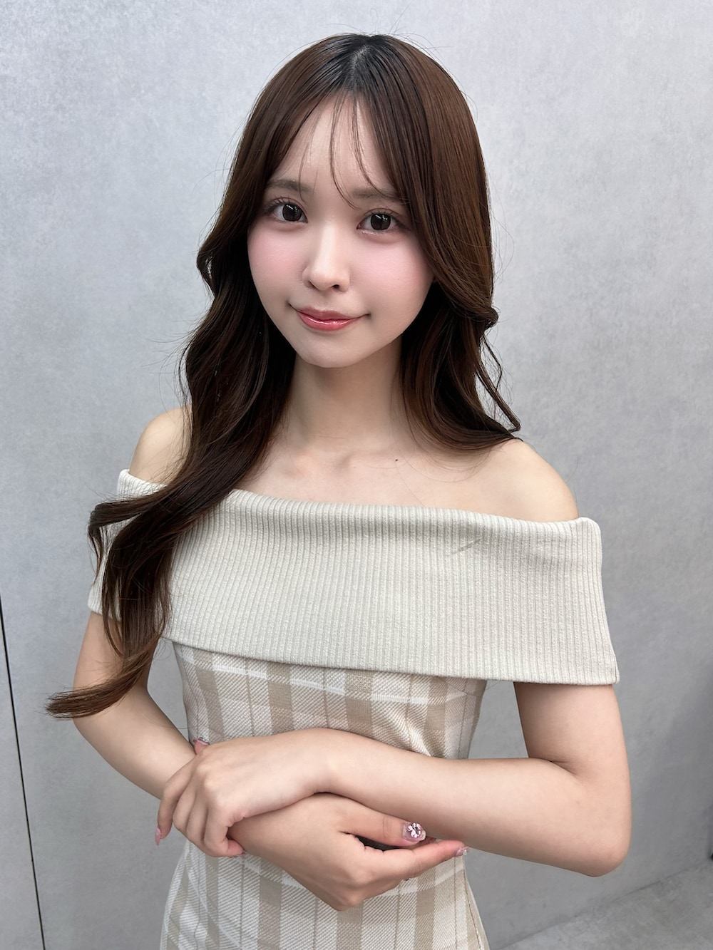 ベージュ系のワンピース、ホワイト系のサンダルを着用したレディースの夏コーディネートの3枚目の写真