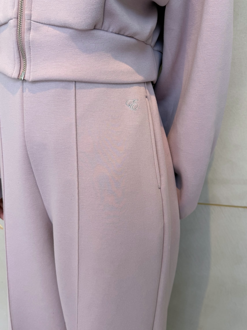 ピンク系のその他パンツ、ピンク系のパーカーを着用したレディースの春コーディネートの6枚目の写真