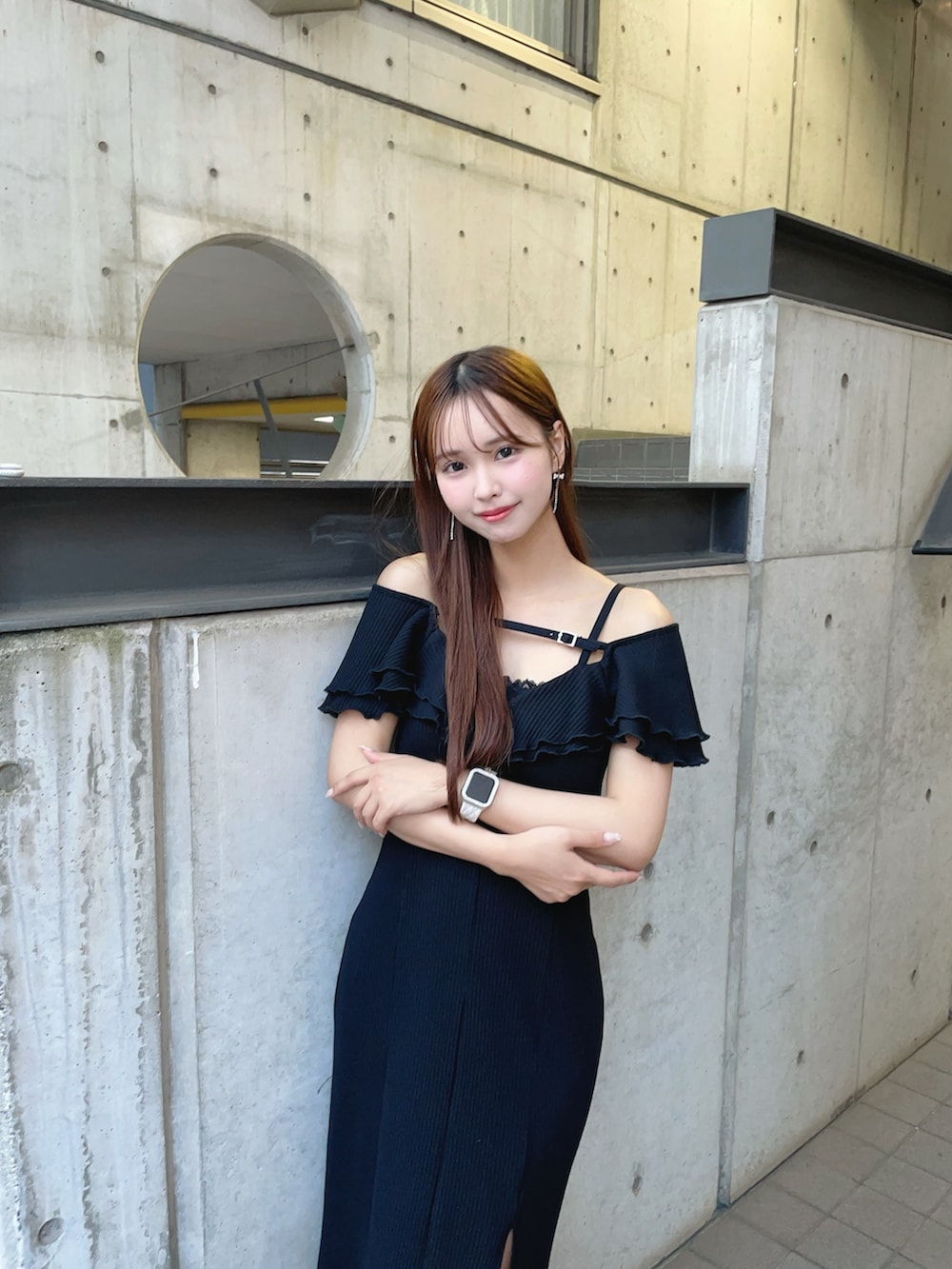 ブラック系のワンピース、ブルー系のハンドバッグ、シルバー系のピアス（両耳用）を着用したレディースの夏コーディネートの2枚目の写真