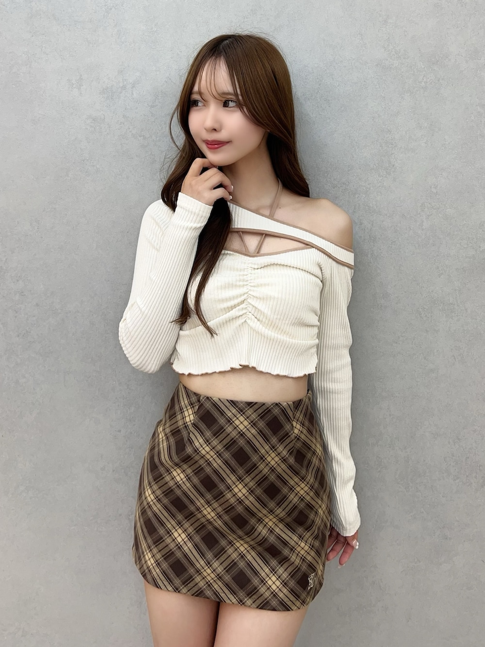 ホワイト系のTシャツ/カットソー、イエロー系のスカート、ホワイト系のブーツを着用したレディースの秋コーディネートの5枚目の写真