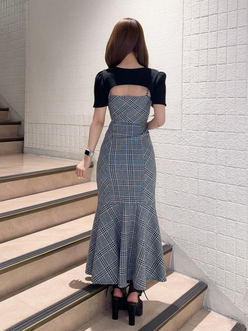 ブラック系のワンピース、ブラック系のサンダルを着用したレディースの春コーディネートの4枚目の写真