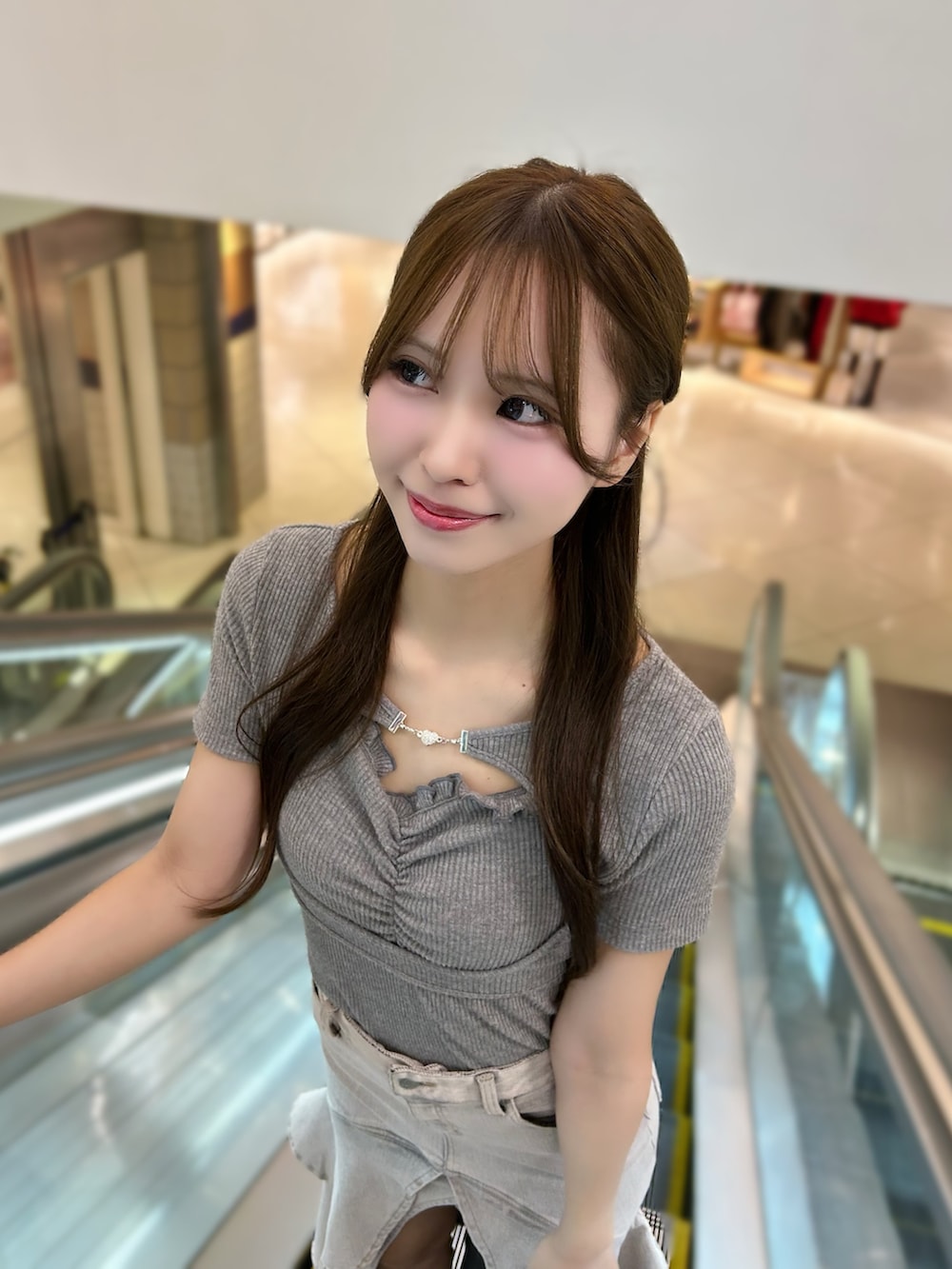 ピンク系のデニムスカート、グレー系のTシャツ/カットソー、ブラック系のサンダルを着用したレディースの秋コーディネートの8枚目の写真