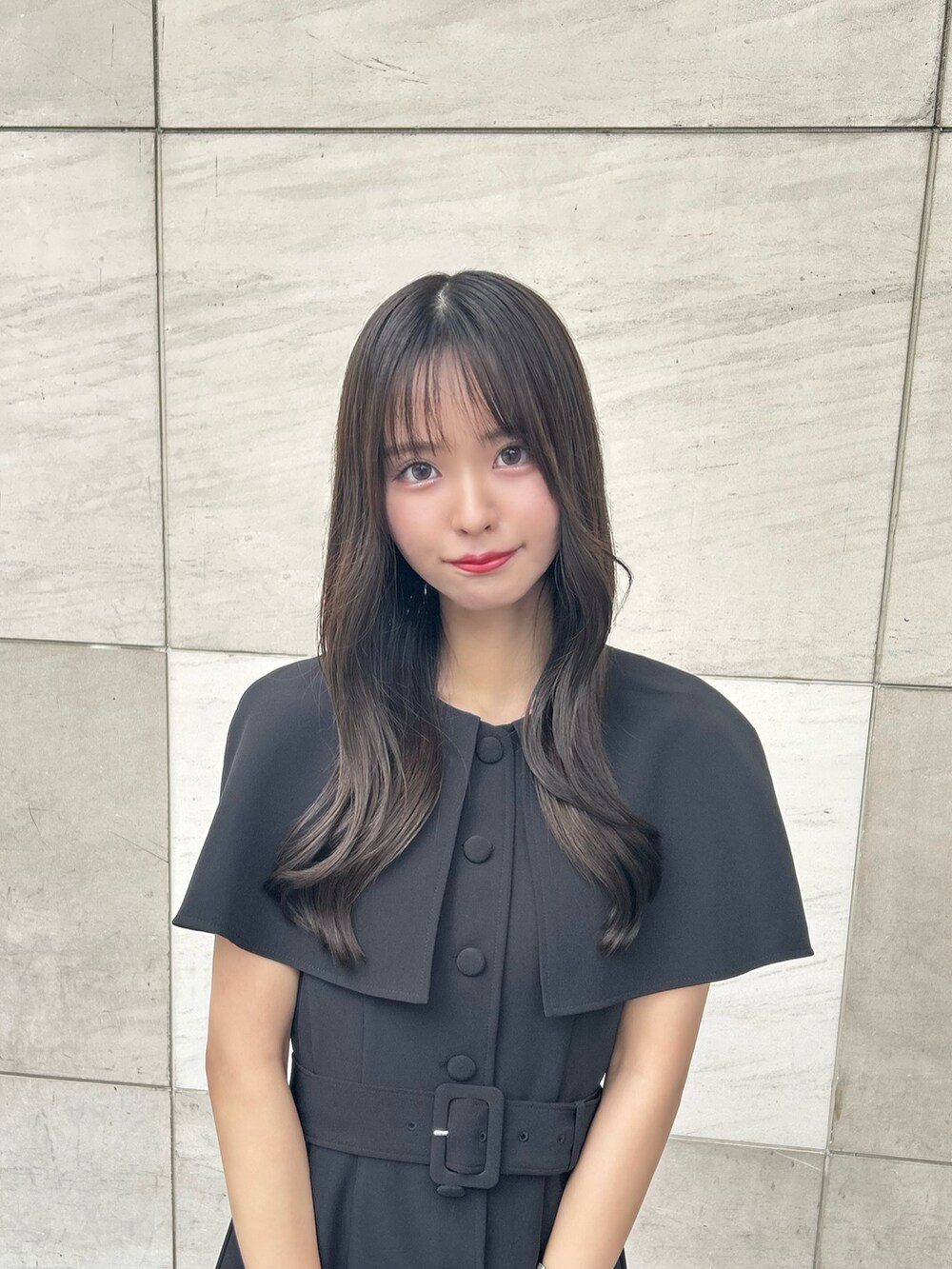 ホワイト系のショルダーバッグ、ブラック系のパンプス、ブラック系のワンピースを着用したレディースの夏コーディネートの3枚目の写真