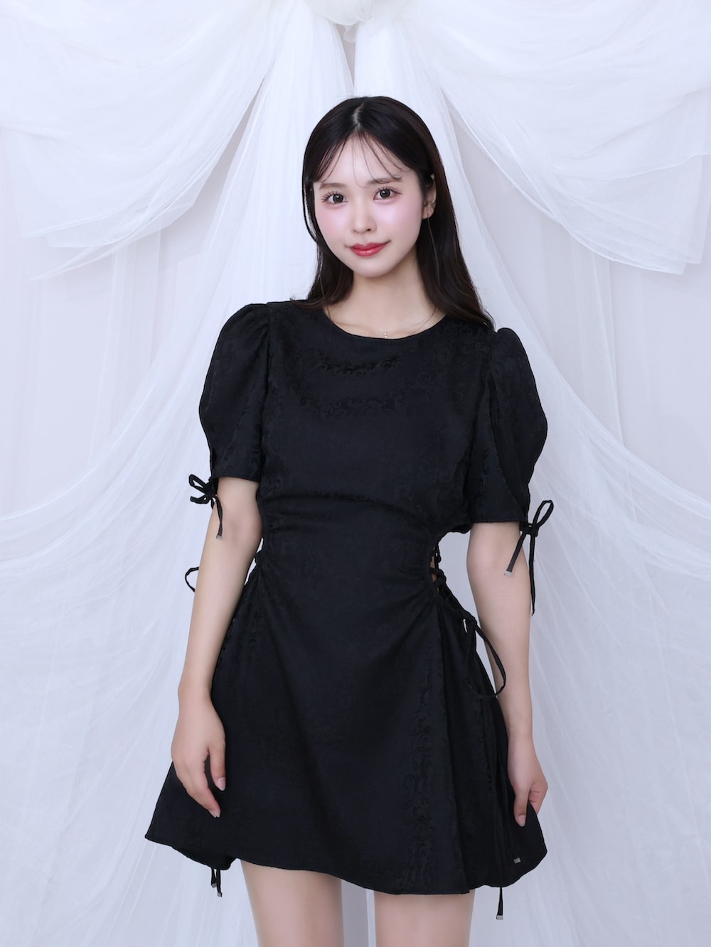 ブラック系のワンピース、ブラック系のサンダルを着用したレディースの春コーディネートの4枚目の写真