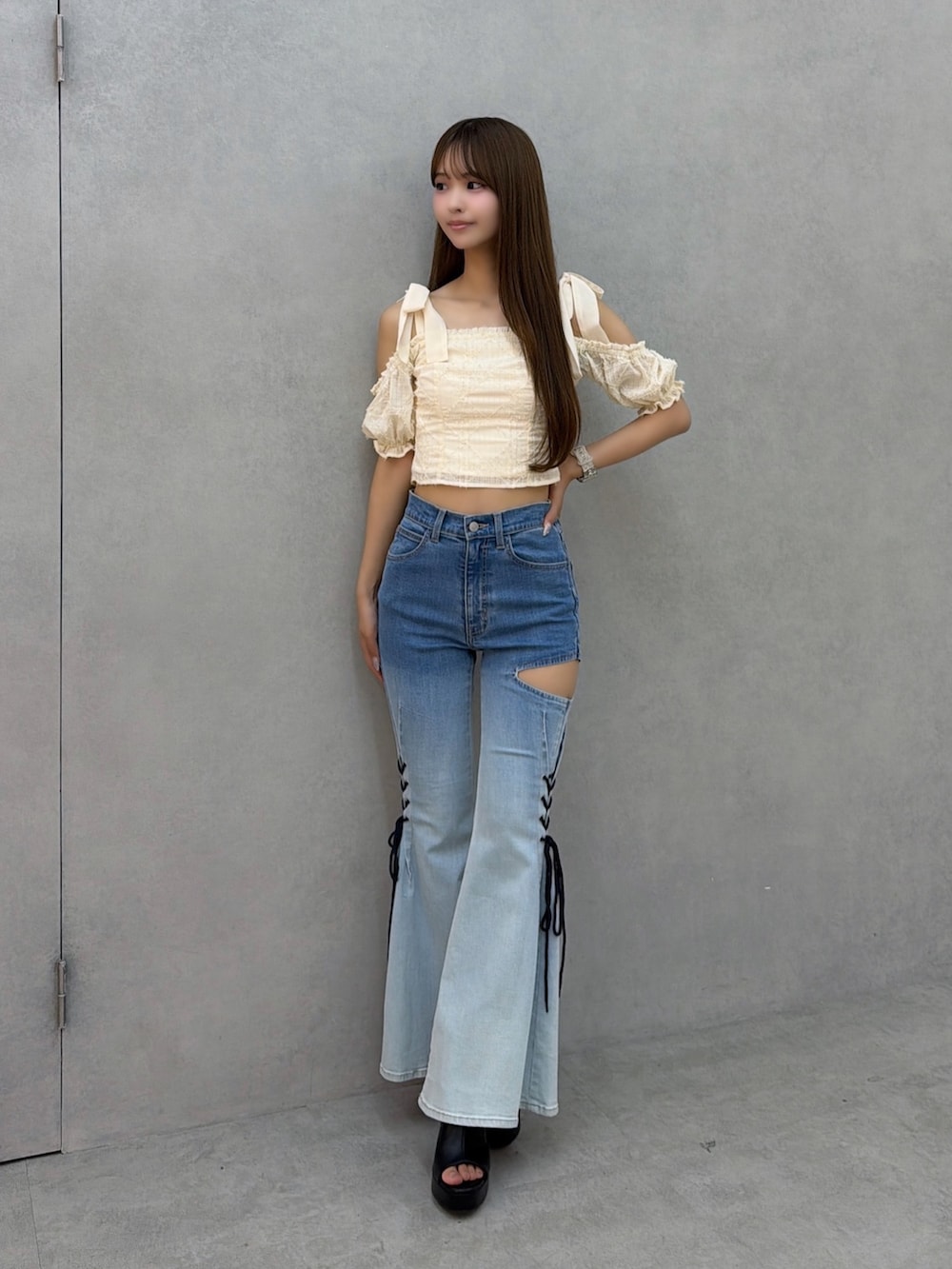 その他のデニムパンツ、ブラック系のサンダル、ホワイト系のシャツ/ブラウスを着用したレディースの夏コーディネートの2枚目の写真